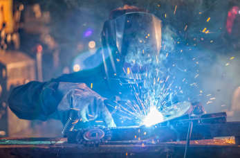 Dlaczego warto zdecydować się na kurs spawacza?