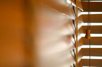 Zalety oraz wady żaluzji drewnianych - Świat Rolet Henryk Piasecki