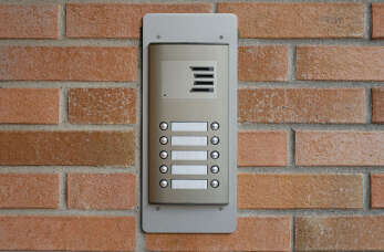 Bezpieczeństwo dzięki domofonom - jak skutecznie chronić mieszkanie z firmą Teleradiomechanika Andrzej Bereza?