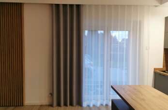 Odświeżone wnętrza dzięki dekoracjom okiennym - przewodnik