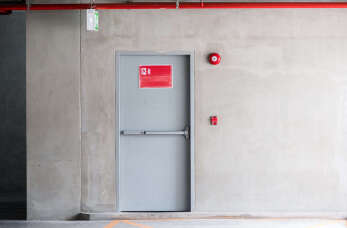 Kompleksowe zabezpieczenie domu z drzwiami przeciwpożarowymi od firmy Master-Bud Sp. z o.o.