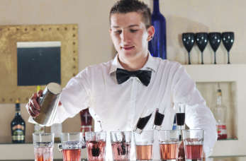 Żeby drinki miały smaczek – techniki i sztuczki barmańskie