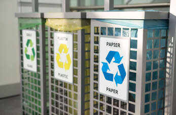 Naklejki na kosze do segregacji odpadów w ofercie firmy Gabu Usługi poligraficzne