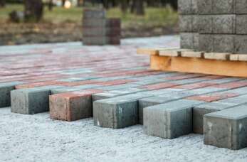 Betonowa kostka brukowa, czyli jak zadbać o estetyczną przestrzeń wokół domu? Sprawdź, co na ten temat opowiedział nam specjalista z firmy Viro Bruk