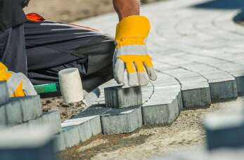 Dlaczego betonowa kostka brukowa cieszy się największą popularnością? Sprawdź, co na ten temat sądzą specjaliści z firmy Heller Krzysztof Brukarskie Usługi!