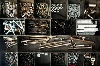 Jakie materiały metalowe i akcesoria warto mieć w zaopatrzeniu firmy? Poznaj ofertę firmy Metalplast