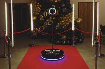 Czym jest Fotobudka 360 stopni i jakie są zalety jej wynajęcia? - odpowiada pracownik FOTO-BŁYSK – Michał Mielczarek – FOTOGRAFIA