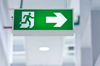 Oświetlenie ewakuacyjne z firmą Kartago - znaczenie prawidłowego oznakowania i pomiarów natężenia światła