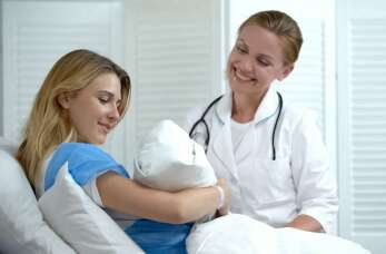 Opieka położnej po porodzie - kluczowy etap wsparcia dla nowej mamy. Położna środowiskowo-rodzinna Halina Grudzień