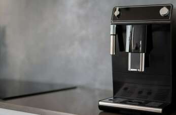 Jak zagwarantować długą żywotność ekspresu do kawy? Naprawy pogwarancyjne zapewnia KAFKA Sprzedaż Service