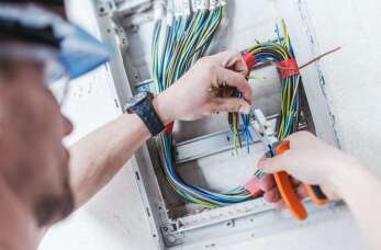 Bezpieczny montaż instalacji elektrycznej w Twoim domu — zaufaj specjalistom z firmy Sys-Cam Usługi Elektroinstalacyjne