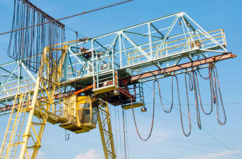 Na czym polega naprawa urządzeń przemysłowych, takich jak suwnice?