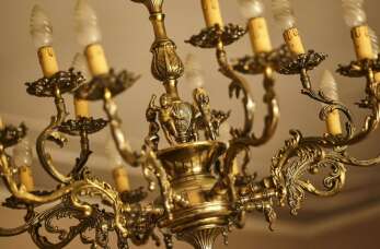 Andrzej Maćkowiak ZPUH: Klasyczne kinkiety mosiężne - jak wprowadzić styl i elegancję do wnętrz mieszkalnych i biurowych?