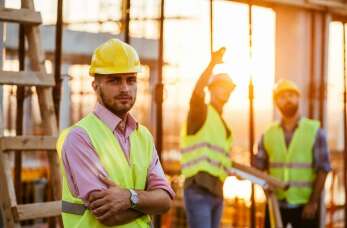 Kask na budowie - dlaczego jest niezbędny? PAGO BHP