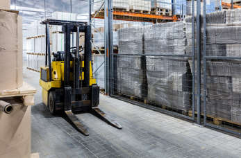 Wózki widłowe spalinowe i elektryczne – na co warto się zdecydować? Lech-Car