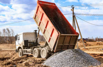 Transportowanie materiałów sypkich – kiedy dokładnie przydaje się ta usługa?
