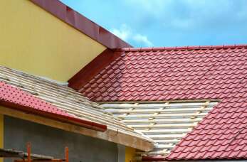 Koltar Pokrycia Dachowe: Porównanie dachówek ceramicznych i betonowych - zalety i zastosowania
