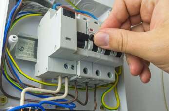 Problem z bezpiecznikami – co robić, gdy „wybijają korki”? – Elektro Instalator
