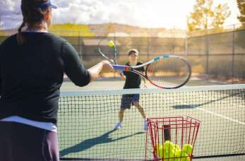 Korzyści z nauki tenisa dla dzieci - rozwój fizyczny i umysłowy. Szkoła Tenisa 48