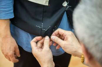 Elegancka odzież dla cukierni - usługi krawieckie dla firm oferuje Zakład Odzieżowy Maciej