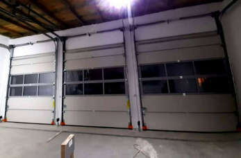 Stolar System: Kluczowe cechy bram garażowych - segmentowe, uchylne i skrzydłowe