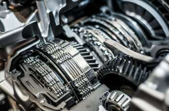 Automatyczna skrzynia biegów - dlaczego dynamiczna wymiana oleju jest kluczowa? AT Serwis