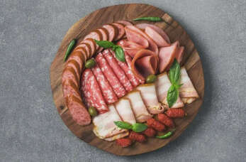 Różnorodność wyrobów wędliniarskich - poznanie bogactwa smaków propozycji Zakładu Rzeźniczo-Wędliniarskiego Stanisława Katuszy