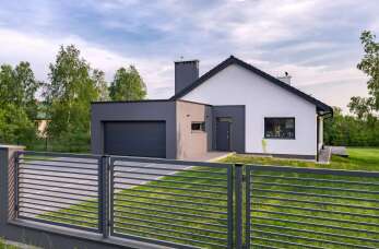 Montaż i serwis bram – dlaczego warto zaufać firmie Alumat ?