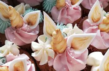 Dlaczego warto zdecydować się na babeczki zamiast tortu okolicznościowego?