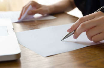 Jakie rodzaje tłumaczeń przyjmuje tłumacz przysięgły, a kiedy wystarczy zwykły?