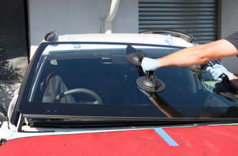 Jak wygląda proces wymiany szyby w samochodzie?