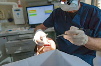 Czy warto zdecydować się na chirurgiczne usunięcie zębów ósmych?