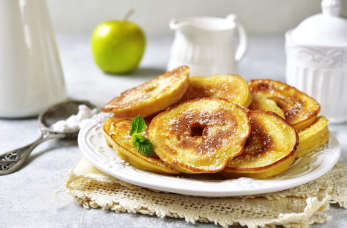 3 pomysły na racuchy – z jabłkami, serem lub bananami