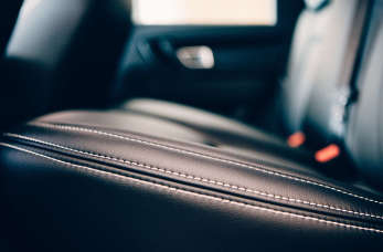 Renowacja zużytej tapicerki samochodowej – gdzie szukać profesjonalnej pomocy?