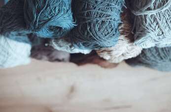 Włóczki naturalne kontra syntetyczne: które wybrać podpowie firma Liwanex?