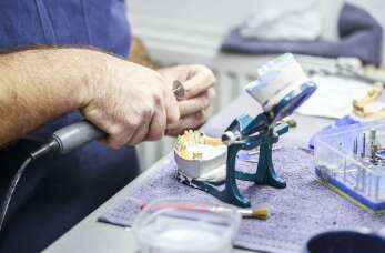 Postaw na korony protetyczne i ciesz się pięknym uśmiechem - Pracownia Protetyczna Otwarci