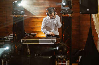 DJ weselny Piotr Kuźma – dlaczego warto zainwestować w profesjonalną oprawę muzyczną?