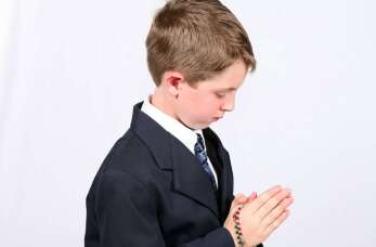 Garnitury do komunii – elegancja dla najmłodszych ze Sklepu Kamelia