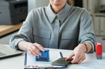 Jak uzyskać kartę pobytu w Polsce? - Pomoże firma Ragnar!