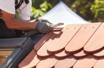 Wybór materiałów do pokrycia dachu – kluczowe informacje