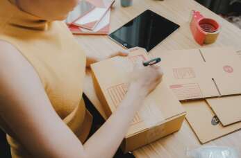 Przygotowanie paczki do wysyłki – Ewa Rudnik