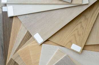 Naklejki na folii samoprzylepnej – uniwersalne zastosowania