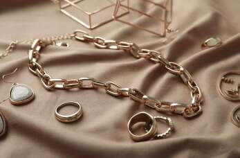 Złote kolczyki – elegancki dodatek na każdą okazję