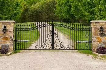 Przygotowanie terenu do montażu bram – kluczowe wskazówki