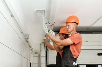 Bramy garażowe - wybór, montaż i bezpieczeństwo