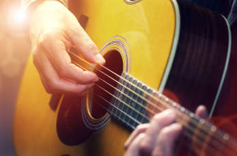 Pierwsza gitara – co wybrać, czyli gitara klasyczna vs akustyczna