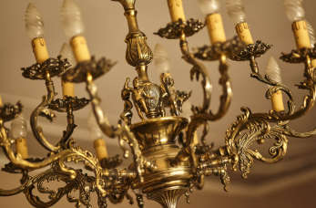 Co warto wiedzieć o renowacji żyrandoli mosiężnych?