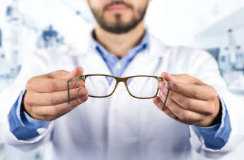 Dopasuj trendy do siebie – wybierz modne oprawki okularów