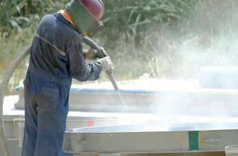 Piaskowanie dekoracyjne – nowoczesne podejście do stali