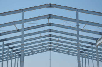 Jaki materiał wybrać na zadaszenie hali stalowej?